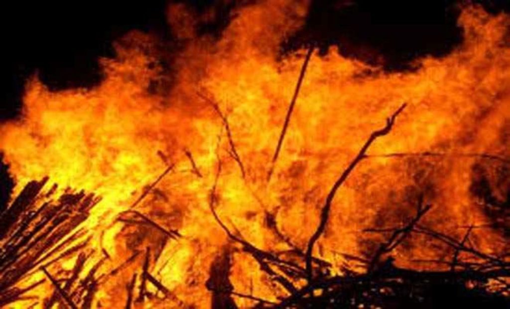 छपरा के मशरक में चुल्हे से निकली चिंगारी ने लिया विकराल रूप ; लाखों की संपत्ति जलकर राख
