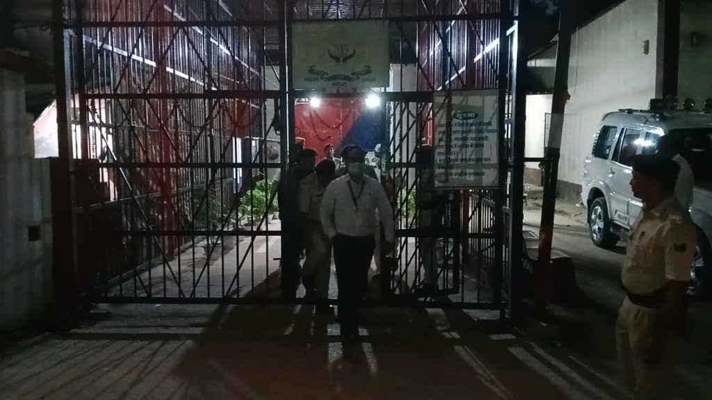 छपरा मंडल कारा से मोबाइल एवं धारदार हथियार सहित आपत्तिजनक सामान बरामद ; ढाई घंटे डीएम एवं एसपी ने की जांच