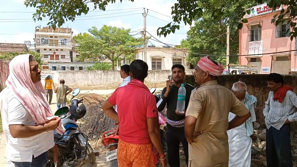 पुराने घर के आंगन में लटकता मिला युवक का शव ; घर से बदबू आने के बाद हुई जानकारी