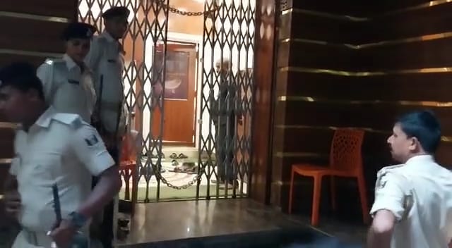 सिवान में आयकर विभाग की चली लंबी छापेमारी में 32 लाख बरामद