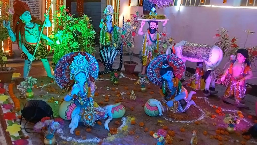 आरपीएफ बैरक में मथुरा और वृंदावन के कलाकारों ने सुंदर झांकी के साथ श्री कृष्ण जन्मोत्सव पर बांधा समां