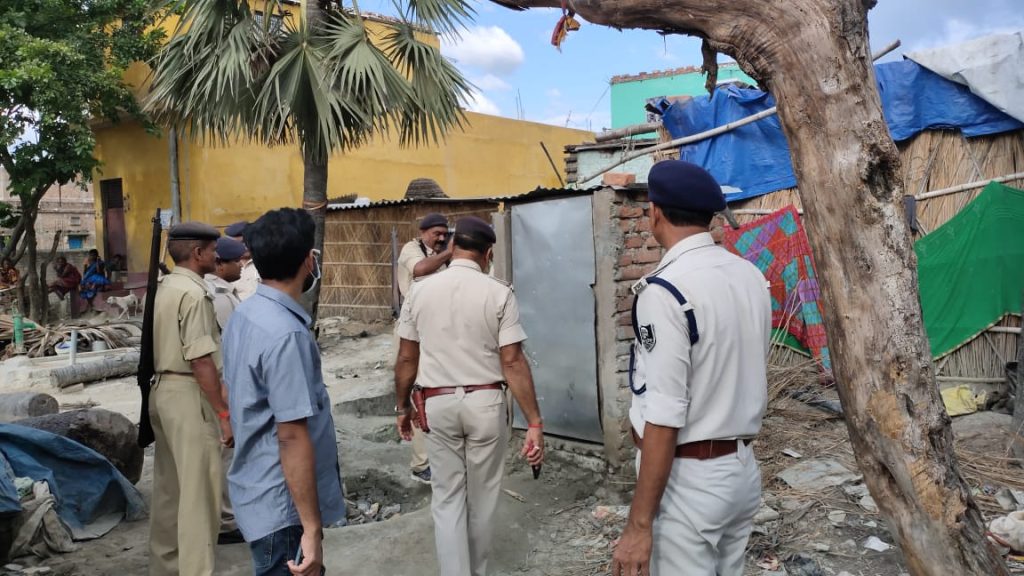 छपरा जहरीली शराब कांड : स्प्रिट सप्लाई की जांच करने भोजपुर पहुंची सारण पुलिस ; दवा कंपनी और होम्योपैथी लैबोरेटरी में भी की गयी घंटों जांच