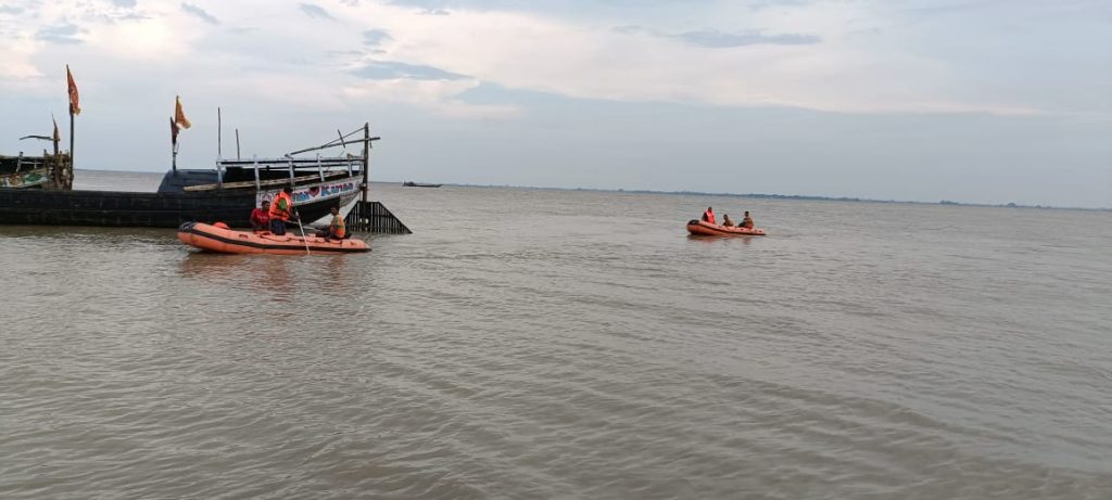 प्रशासन ने एक नाव के डूबने की बात की स्वीकार ; छापेमारी के दौरान नाव खोलने पर थी डूबी