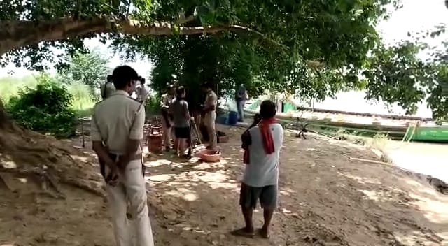 नदी में बालू लदी नाव पकड़ने के लिए नाव पर चढे पुलिस को लेकर भागने लगी नाव तो पुलिस नदी में कूदकर भागे ; पहुंची कई थानों की पुलिस