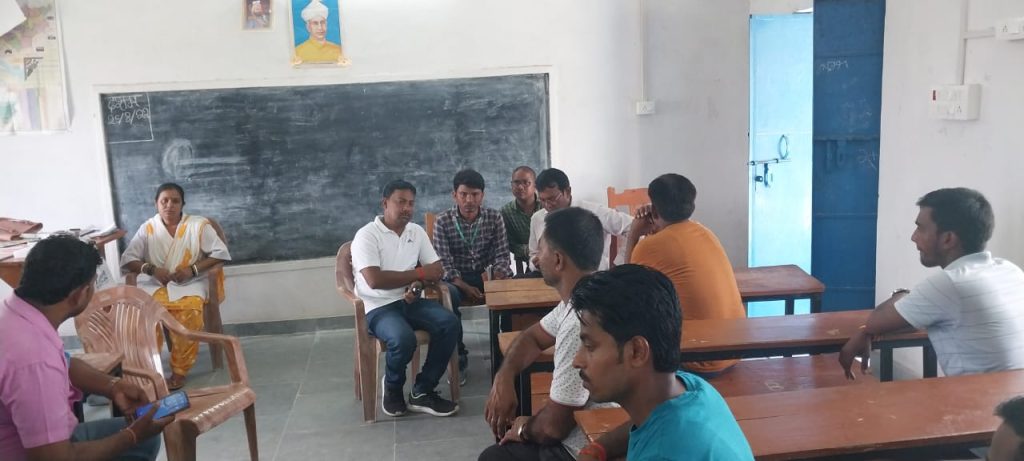 छपरा में बुनियादी विद्यालय के प्रभारी प्रधानाध्यापक ने कोविड टीकाकरण करने पहुंची एएनएम से किया दुर्व्यवहार ; जांच में पहुंचे बीडीओ तो कहा भाग जाओ नहीं तो दाब से काट देंगे