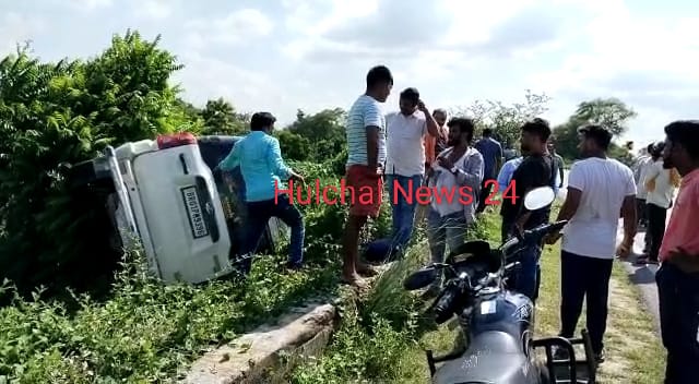 जयप्रभा सेतु के एप्रोच रोड का डायवर्सन तोड़ 20 फुट गड्ढे में पलटी स्कार्पियो ; पांच लोग घायल