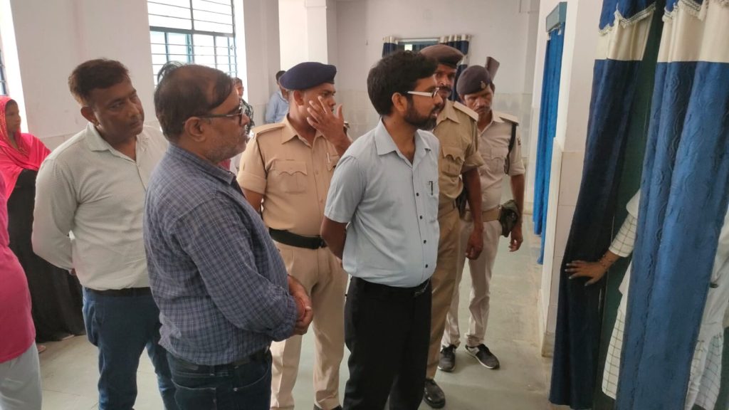 सामुदायिक स्वास्थ्य केंद्र मशरक में कुव्यवथा की शिकायत के बाद एसडीओ मढ़ौरा ने किया औचक निरीक्षण