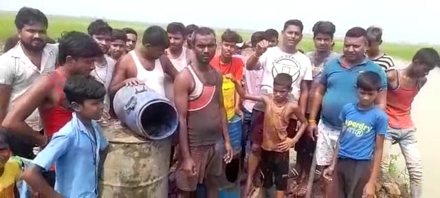 नीतीश को शराबबंदी का आइना दिखा रहे छपरा के ग्रामीण ; शराब भट्ठी को ध्वस्त कर वीडियो खुद किया वायरल