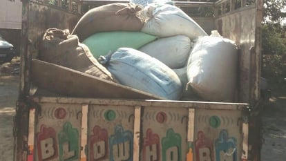 छपरा में कालाबाजारी का 26 पैकेट सरकारी चावल जब्त ; कारोबारी गिरफ्तार