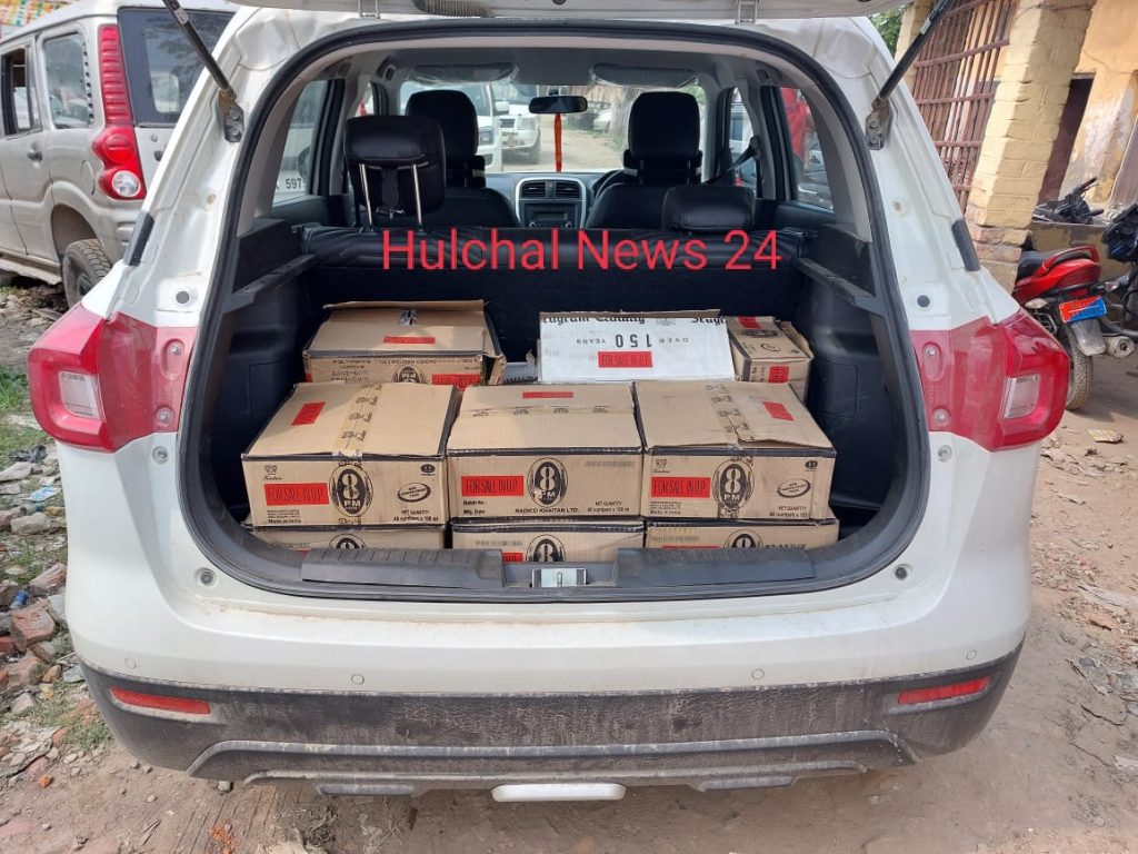 शराब ले जा रहे लग्जरी कार का पीछा कर उत्पाद विभाग की टीम ने अपनी वाहन से कार में मारी टक्कर ; कार क्षतिग्रस्त होने पर भाग रहे हैं कारोबारी को दबोचा ; कार से 22 कार्टन विदेशी शराब बरामद