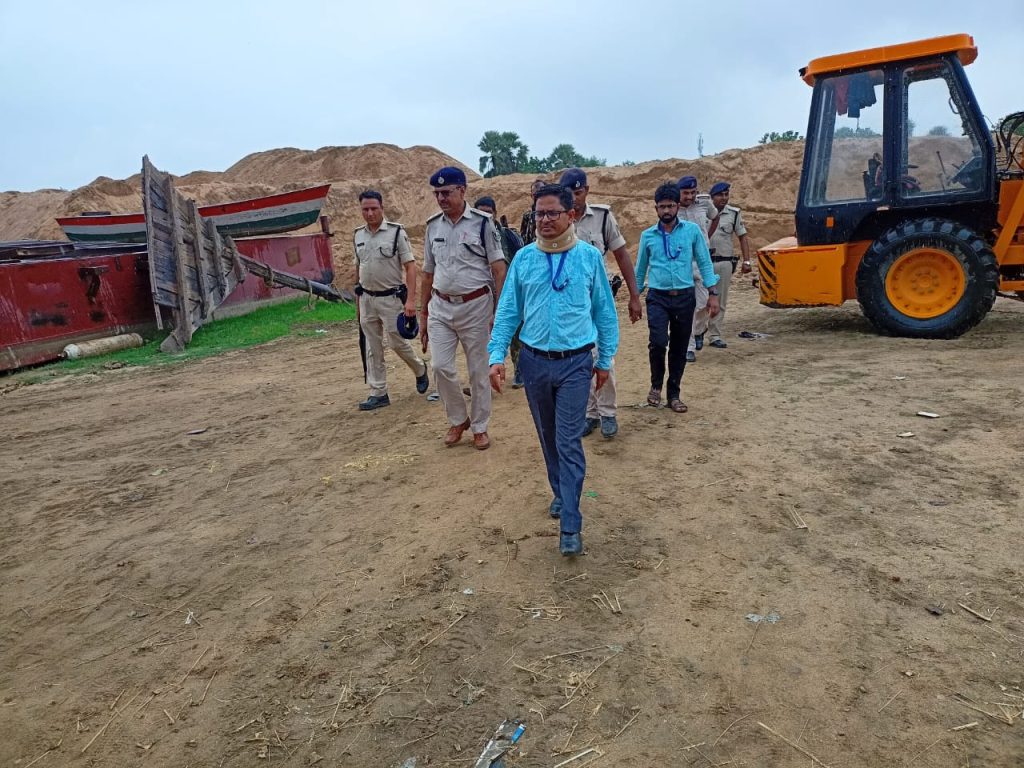 छपरा में नदी घाट पर छापेमारी के दौरान1.80 लाख घन फीट बालू के साथ क्रेन व बालू लदी नाव भी जब्त