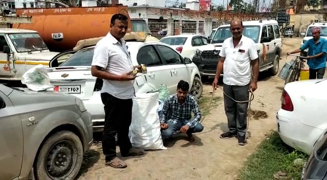 लग्जरी कार में छुपा कर ले जाई जा रही थे अंग्रेजी शराब ; उत्पाद विभाग की टीम ने गुप्त सूचना पर 28 कार्टन शराब के साथ 3 कारोबारियों को किया गिरफ्तार
