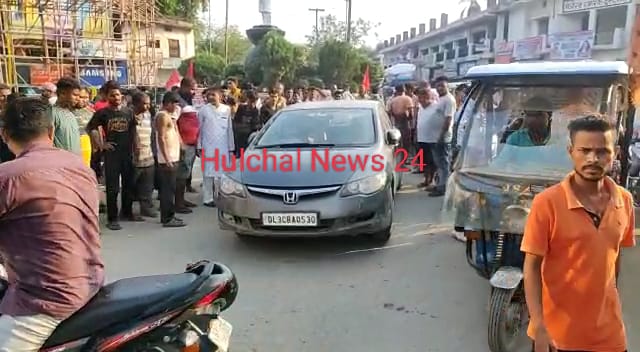 छपरा शहर के नगरपालिका चौक पर शराब ले कर भाग रहे कार ने कई लोगों को मारी टक्कर ; राहगीरों ने कार को पकड़ा तो तलाशी के बाद खुला मामला, एक गिरफ्तार