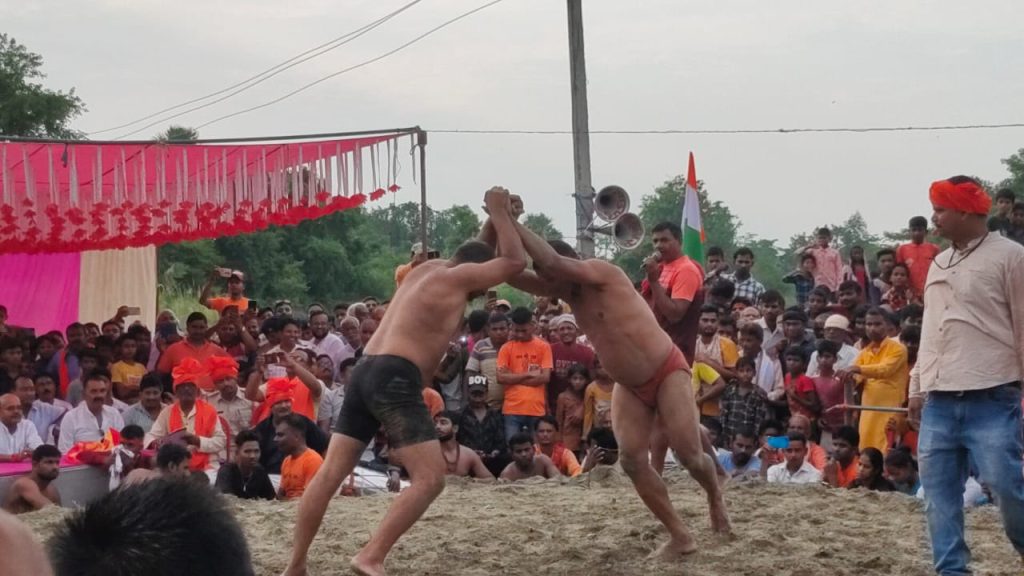 महावीरी पूजा को ले पारम्परिक हथियारों के साथ निकला भव्य जुलूस ; पहलवानों के बीच दंगल प्रतियोगिता का हुआ आयोजन