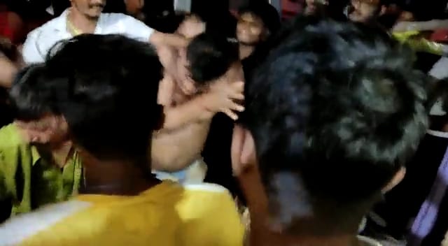 छपरा में जच्चा-बच्चा की मौत के बाद परिजनों ने सेवा सदन संचालक की जमकर की कुटाई ; चिकित्सक फरार