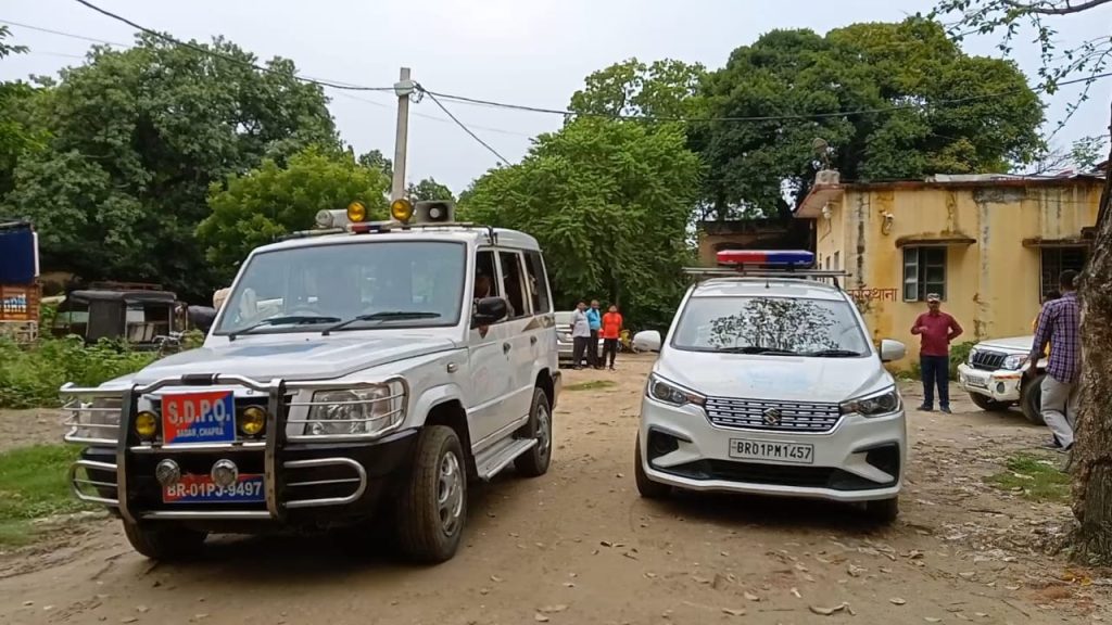 बरेली के आभूषण व्यवसायी से छपरा में लूट मामले में पुलिस टीम व्यवसायी को लेकर आरा और भोजपुर में कर रही छापेमारी ; पुलिस की वर्दी में लूट प्रशासन के लिए बना सिर दर्द