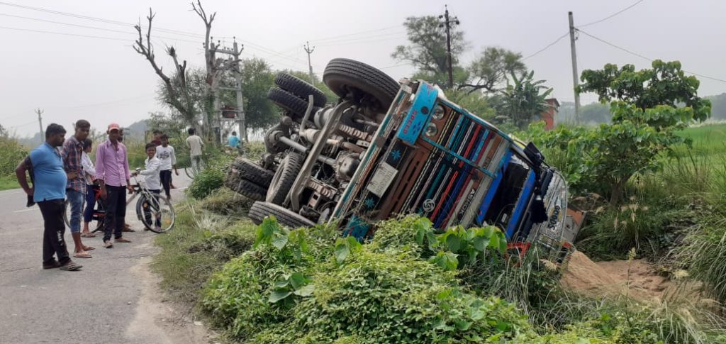 पुलिस की आंख में धूल झोंक इस रास्ते से हो रहा बालू का अवैध ढुलाई ; भागने के क्रम में बालू लदा ट्रक हुआ दुर्घटनाग्रस्त