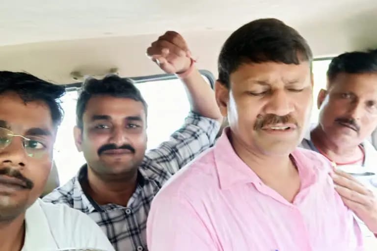 निगरानी विभाग की टीम ने भ्रष्ट सीओ को रंगे हाथ दबोचा