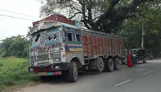 अनियंत्रित ट्रक ने बाइक सवार युवक को रौंदा ; मौत के बाद परिजनों में मातम