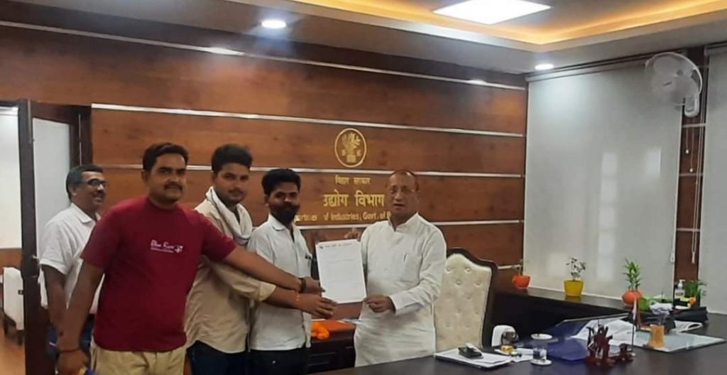 मढौरा चीनी मिल चालू करने की मांग को लेकर धरनार्थियों ने उद्योग मंत्री को सौंपा ज्ञापन