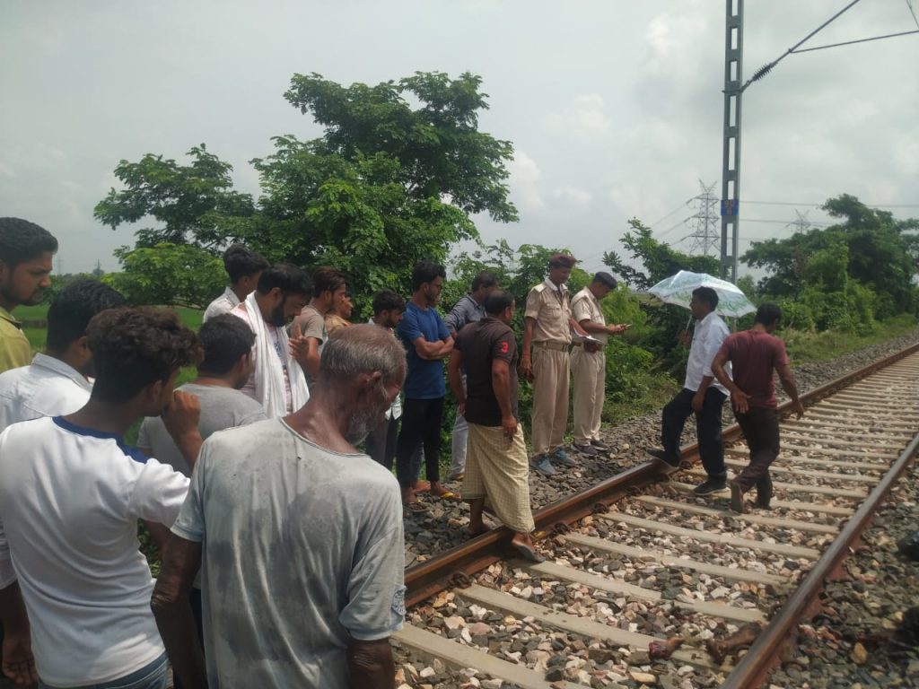 छपरा थावे रेलखंड पर  ट्रेन से कटकर युवक की हुई मौत