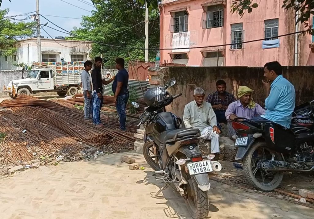 अनियंत्रित होकर कार ने एक घर में मारी टक्कर ; एक युवक की मौके पर मौत, 5 घायल