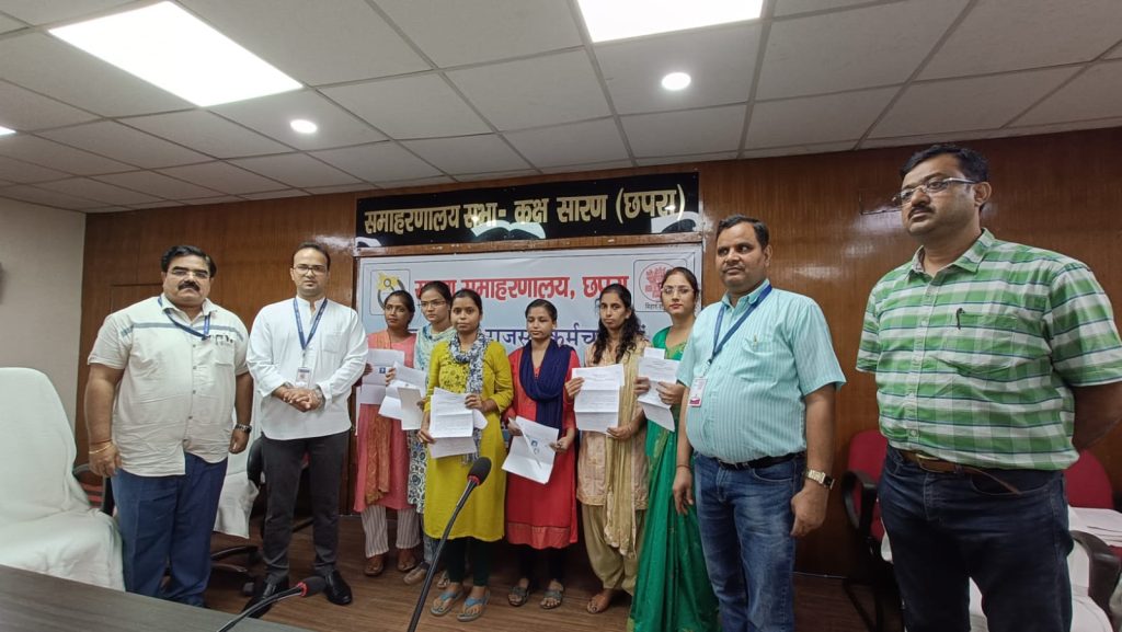 158 नवनियुक्त राजस्व कर्मचारियों को जिलाधिकारी ने दिया नियुक्ति पत्र ; कहा सभी अपने-अपने दायित्वों का पूरी तरह निष्पक्षता एवं ईमानदारी से करें निवर्हन