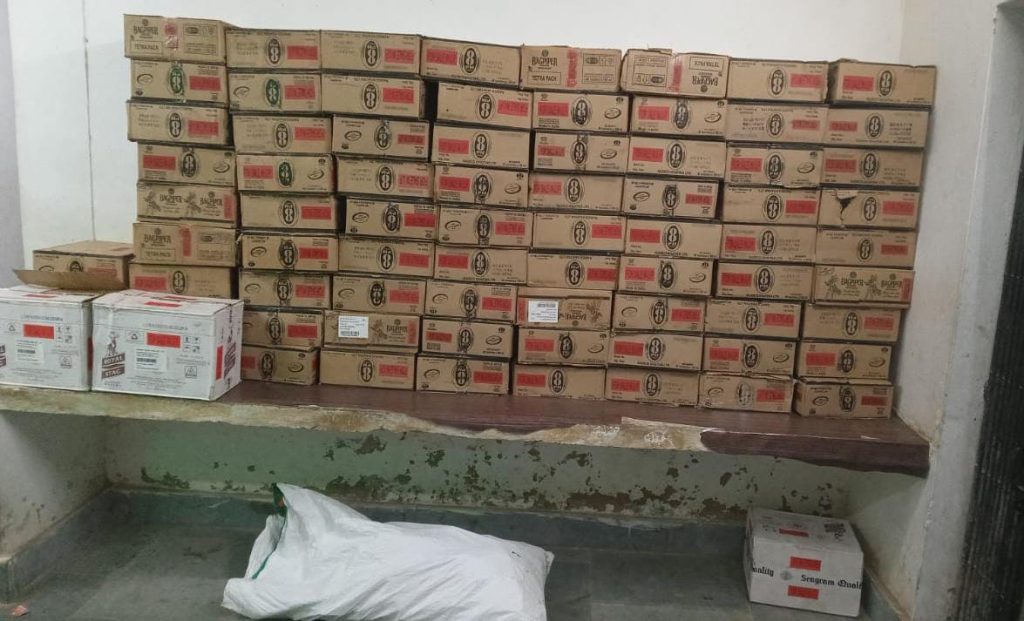 पिकअप वैन में तहखाना बनाकर की जा रही थी शराब की तस्करी ; 3808 बोतल शराब के साथ दो तस्कर गिरफ्तार