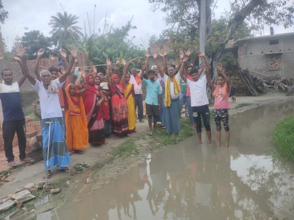 सड़क पर जलजमाव से आक्रोशित ग्रामीणों ने किया प्रदर्शन ; कहा जनप्रतिनिधिओ को नहीं है मतलब