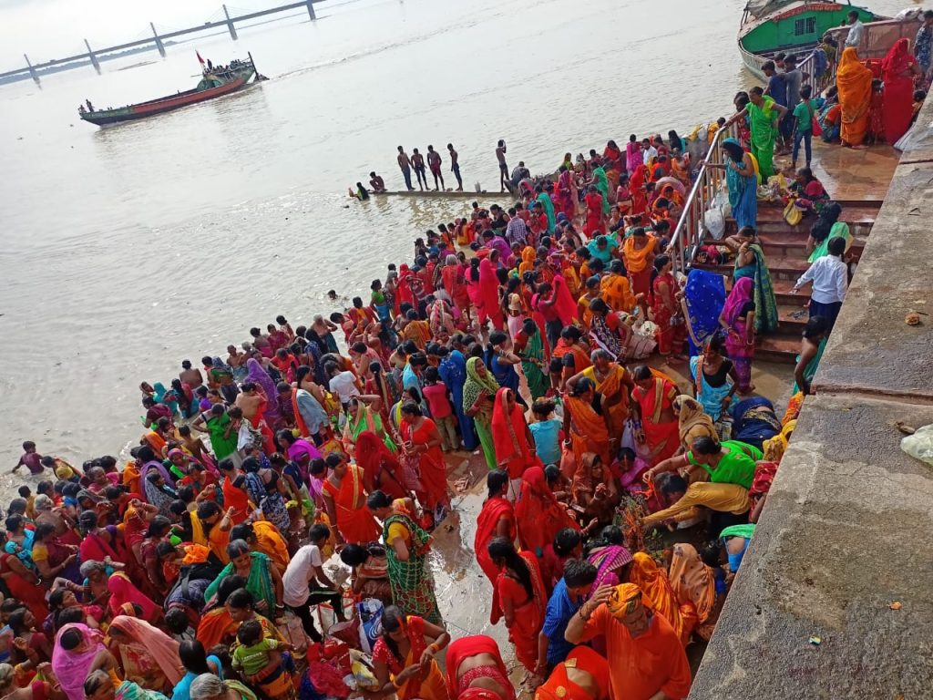 जीवित्पुत्रिका व्रती महिलाओं ने पवित्र गंगा में स्नान कर की पुत्रों के लंबी उम्र की कामना