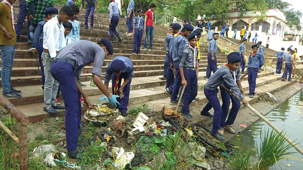 छपरा में सभी स्मारक स्थल, नदी, तालाब, स्कूल, कॉलेज, पार्क एवं सार्वजनिक स्थलों पर भारत स्काउट गाइड ने चलाया स्वच्छता अभियान