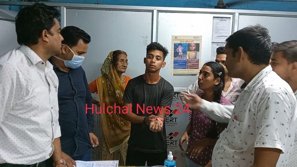 सेक्स रैकेट में दो महिलाओं की गिरफ्तारी के बाद उनके घर के युवक ने मोहल्ले के एक युवक पर चाकू से किया वार ; मोहल्ले वासियों में आक्रोश