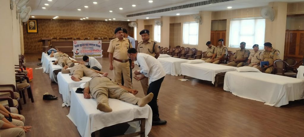 स्थापना दिवस के अवसर पर रेलवे सुरक्षा बल ने लहुराबीर,वाराणसी स्थित IMA भवन में वृहद रक्तदान शिविर का आयोजन कर किया रक्तदान