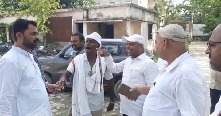 मशरक प्रखंड में कागजी विकास पर मुखिया संघ और प्रखंड प्रमुख हुए आमने सामने ; मुखिया संघ के आमरण अनशन की सूचना पर माहौल गरमाया