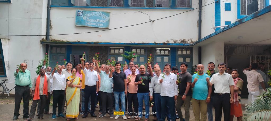विद्युत संशोधन विधेयक के खिलाफ विद्युत कर्मियो ने गांधीगिरी तरीके से गुलाब का फूल दिखाकर किया विरोध