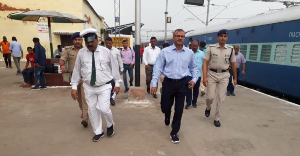 वाराणसी मंडल रेल प्रबंधक DRM ने छपरा जं का किया औचक निरीक्षण