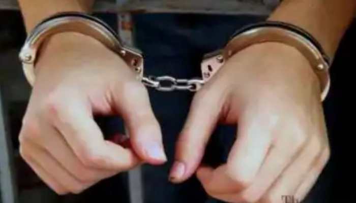 बिग ब्रेकिंग : छपरा शहर में बरेली के व्यवसायी से 5 लाख नकद एवं डेढ़ किलो स्वर्ण आभूषण लूट मामले में पटना से अपराधियों की हुई गिरफ्तारी ; एक पुलिसकर्मी भी गिरफ्तार