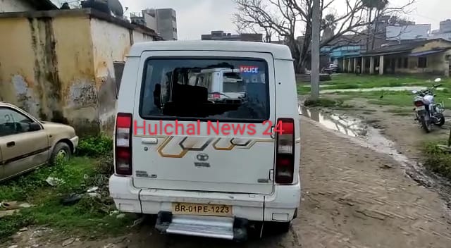 शराब धंधेबाज को छुड़ाने के लिए उत्पाद विभाग के बैरक पर पथराव कर वाहन के तोड़े शीशे ; पुलिस को भांजनी पड़ी लाठियां