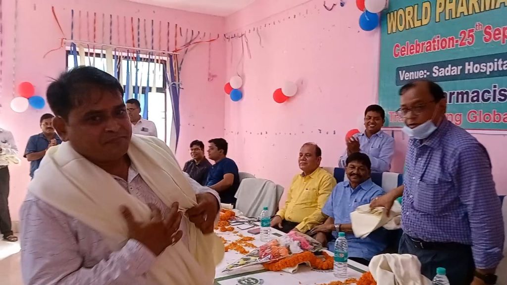 विश्व फार्मासिस्ट डे पर छपरा सदर अस्पताल में कार्यरत फार्मासिस्टों को अंग वस्त्र एवं पुष्पगुच्छ देकर किया गया सम्मानित