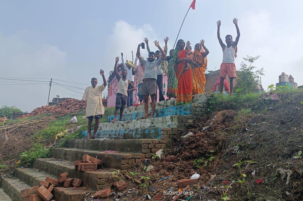 छठ घाट के निर्माण में घटिया सामग्री उपयोग का ग्रामीणों ने विरोध कर किया प्रदर्शन