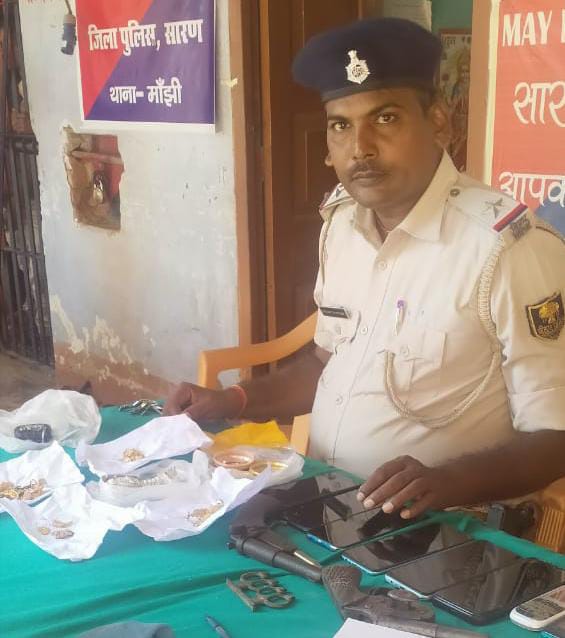 छपरा के मांझी में डकैती कांड का उद्भेदन करते हुए पुलिस ने पांच अपराधियों को दो देसी कट्टा के साथ किया गिरफ्तार ; लूट का माल बरामद