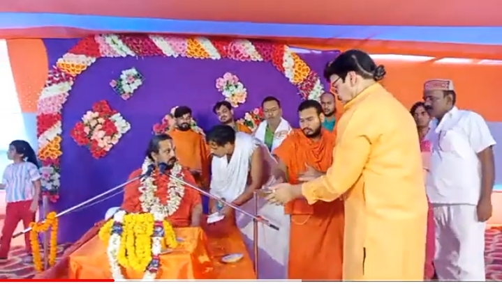भागवत ज्ञान कथा यज्ञ में बह रही भक्ति की रसमयी धारा ; त्रिदंडी स्वामी को सुनने के लिए उमड़ रही भक्तों की भीड़