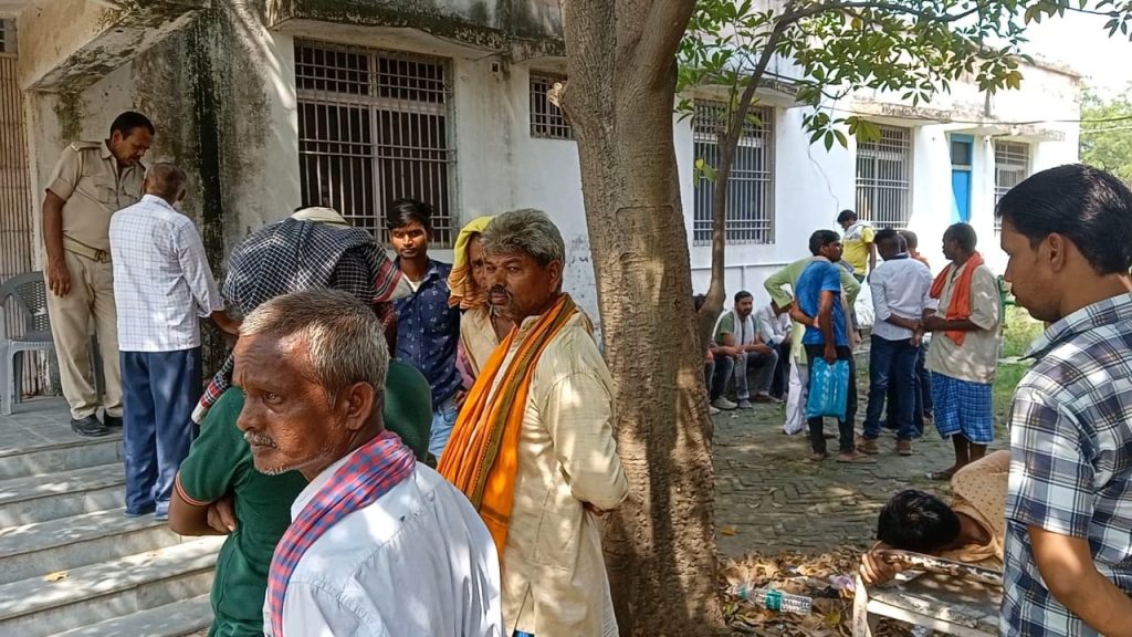 ड्यूटी करने विद्यालय जा रहे शिक्षक को अनियंत्रित ट्रक ने रौंदा ; मौत के बाद मचा कोहराम
