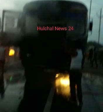 सिताब दियारा से लौटने के क्रम में पुलिस बस ने बाइक सवार तीन युवकों को रौंदा ; 100 गज की दूरी तक घिसटते रही बाइक और सवार ; बस और बाइक में लगी आग