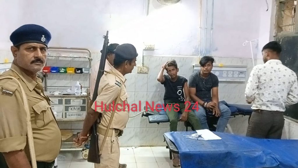 छपरा शहर में युवती से मोबाइल लूटकर भाग रहे दो बदमाशों को लोगों ने पकड़कर धुना ; एक बदमाश हथियार लहराते भाग निकला