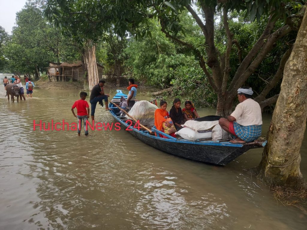 गंडक नदी का जलस्तर बढ़ने से सारण तटबंध के निचले इलाकों में बाढ़ का पानी घुसने से तबाही