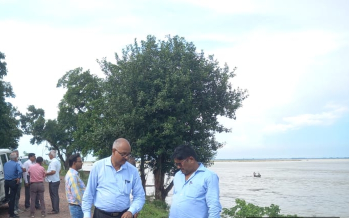 सारण तटबंध के तटीय इलाकों में थमने लगा बाढ़ का कहर ; जल संसाधन विभाग के पदाधिकारियों ने किया निरीक्षण