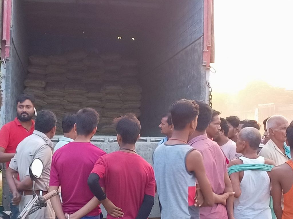 छपरा में एक ट्रक नकली सीमेंट जब्त ; चालक फरार, खलासी गिरफ्तार