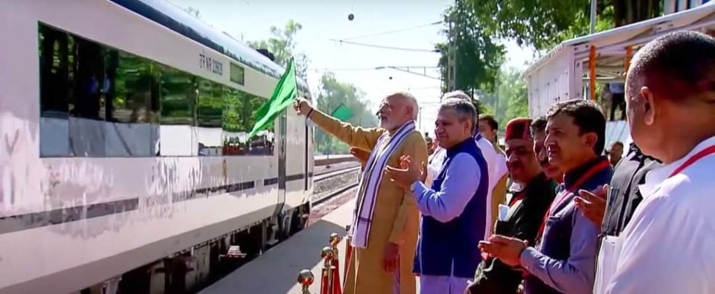वंदेभारत एक्सप्रेस 2.0 बेहतरीन और विमान जैसी यात्रा का अनुभव प्रदान कराएगी ; PM मोदी ने हरी झंडी दिखाकर किया रवाना