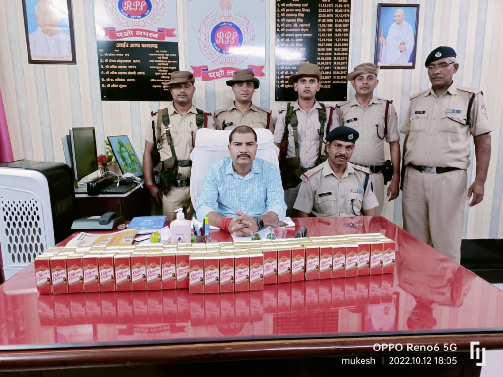 छपरा जंक्शन पर बाघ एक्सप्रेस ट्रेन से भारी मात्रा में अंग्रेजी शराब बरामद